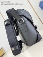 Borsa nera elegante in stile moderno con logo embossato e tracolla regolabile, perfetta per ogni occasione.