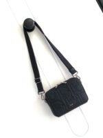 Borsa nera elegante con tracolla regolabile, design raffinato e dettagli di alta qualità.