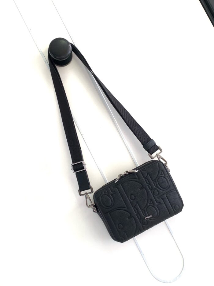 Borsa nera elegante con tracolla regolabile, design raffinato e dettagli di alta qualità.