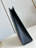Fascicolo nero moderno in plastica con chiusura metallica per documenti eleganti e sicuri.