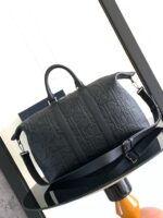 Borsa da viaggio nera elegante con dettagli moderni e design raffinato in ambientazione minimalista.