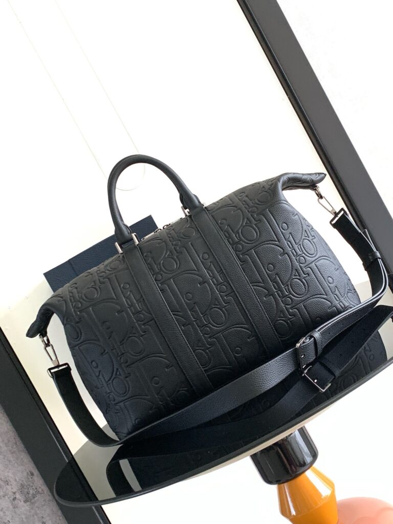 Borsa da viaggio nera elegante con dettagli moderni e design raffinato in ambientazione minimalista.