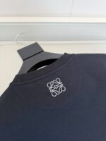 Maglietta navy con logo ricamato bianco, stile elegante e moderno, perfetta per ogni occasione.