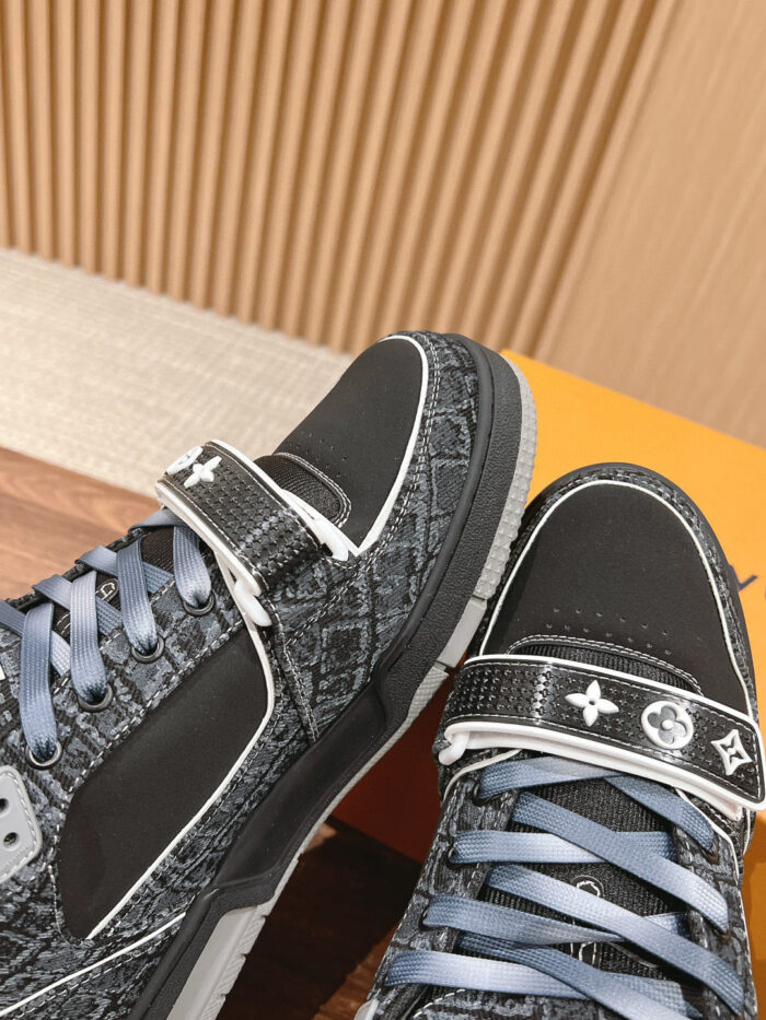 Sneakers nere e grigie moderne con strap e dettagli testurizzati, stile urbano e sportivo.