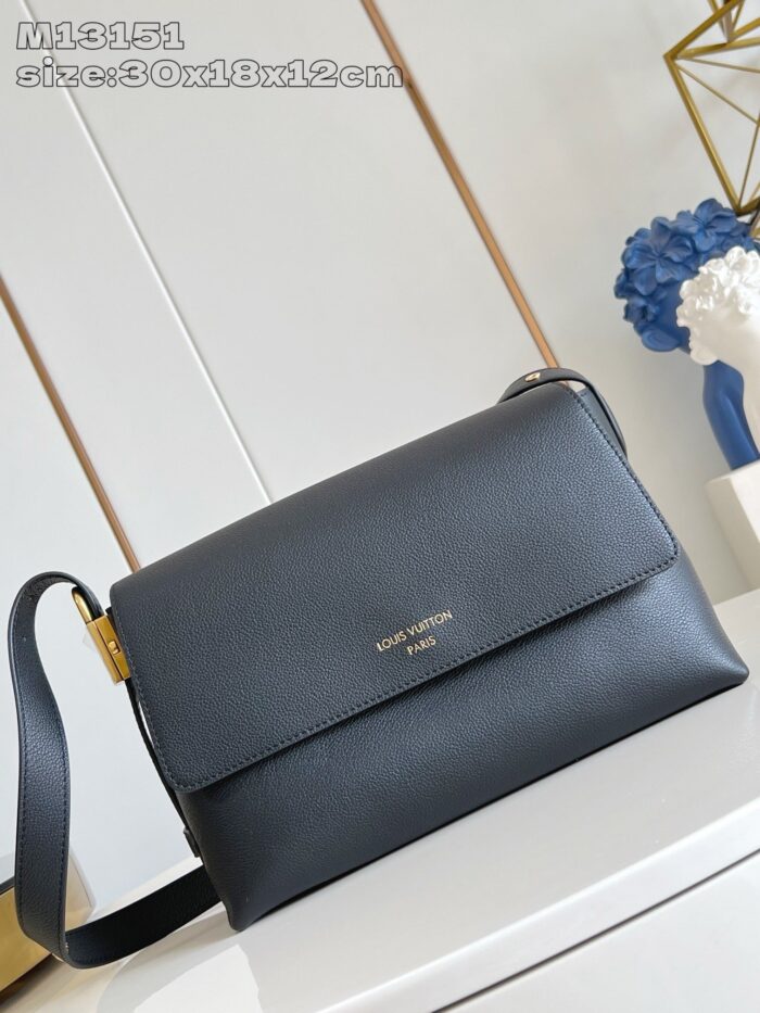 Borsa nera elegante in stile minimalista, perfetta per ogni occasione con design moderno e raffinato.