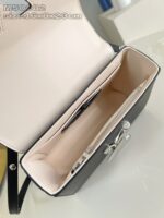 Borsa nera elegante con interno spazioso, zip e chiusura in metallo di alta qualità.