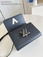 Borsa elegante in navy con dettaglio decorativo colorato e design pratico e versatile.