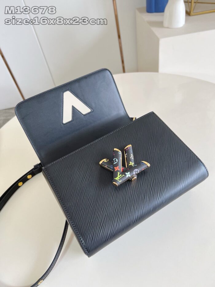 Borsa elegante in navy con dettaglio decorativo colorato e design pratico e versatile.