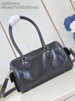 Borsa elegante grigia con pom pom bianca, dettagli raffinati e stile moderno per ogni occasione.