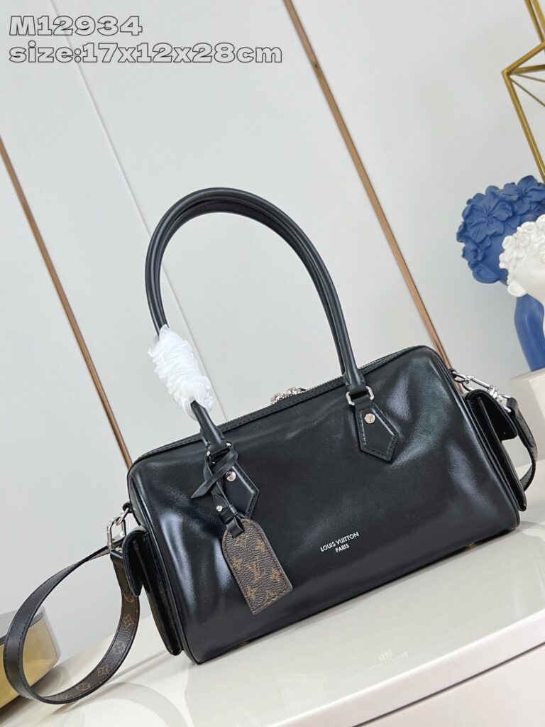Borsa nera elegante con manici, tracolla regolabile e dettagli di lusso, perfetta per ogni occasione.