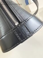 Borsa nera elegante in pelle con zip conpezionata e design sofisticato, perfetta per ogni occasione.