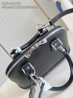 Bauletto nero elegante con manici robusti e chiusura zip resistente, perfetto per ogni occasione.