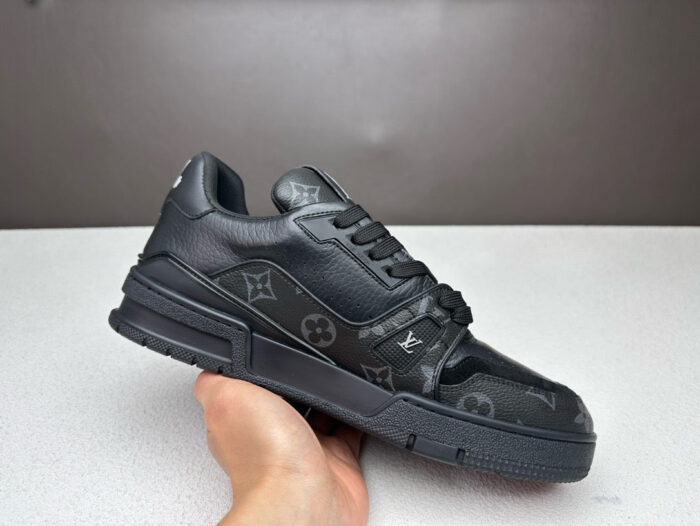 Sneaker nera di lusso in pelle con logo monogramma, design minimalista e suola resistente.