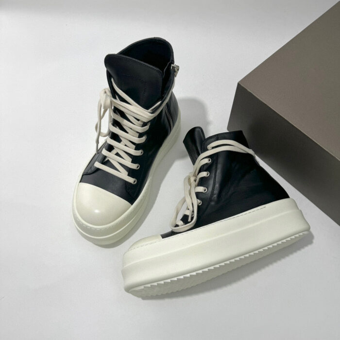 Sneakers alte nere in pelle, suola bianca e design moderno, perfette per stile e comfort.