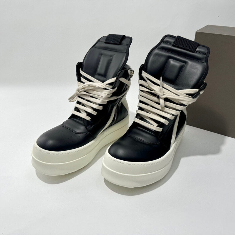 Sneakers alta nera con suola bianca, design moderno e dettagli eleganti per streetwear.