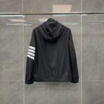 Giaccone nero sportivo con cappuccio, strisce bianche e design moderno e versatile.