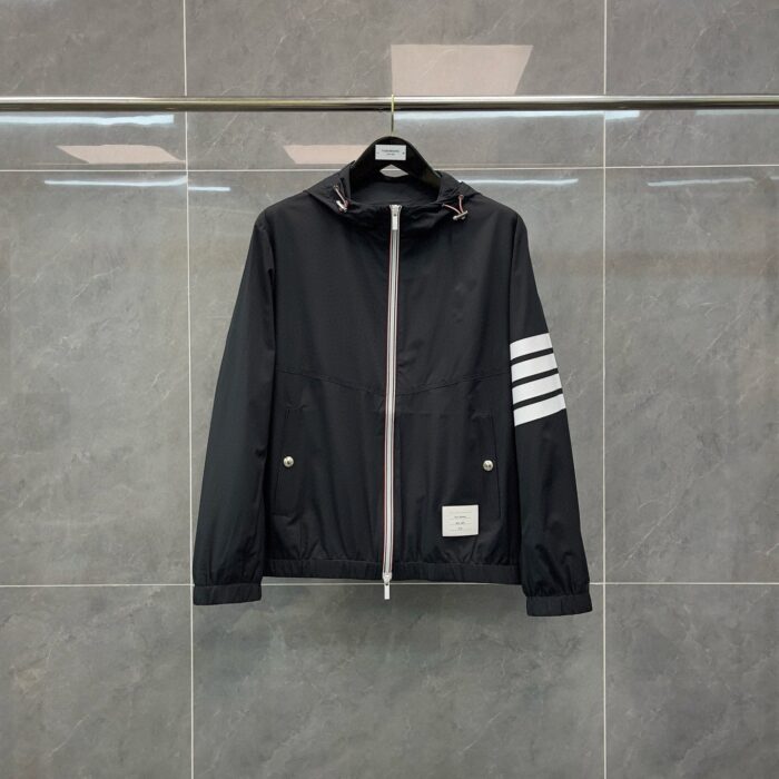 Giacca nera sportiva con cappuccio, strisce bianche e design minimalista elegante.