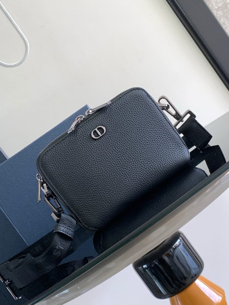 Borsa nera elegante in pelle texturizzata con logo metallico, ideale per ogni occasione sofisticata.