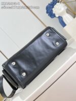 Borsa nera elegante in pelle con dettagli moderni e hardware lucido per uno stile sofisticato.