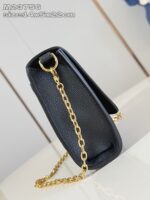 Bauletto nero elegante con catena dorata, design minimalista e stile sofisticato.