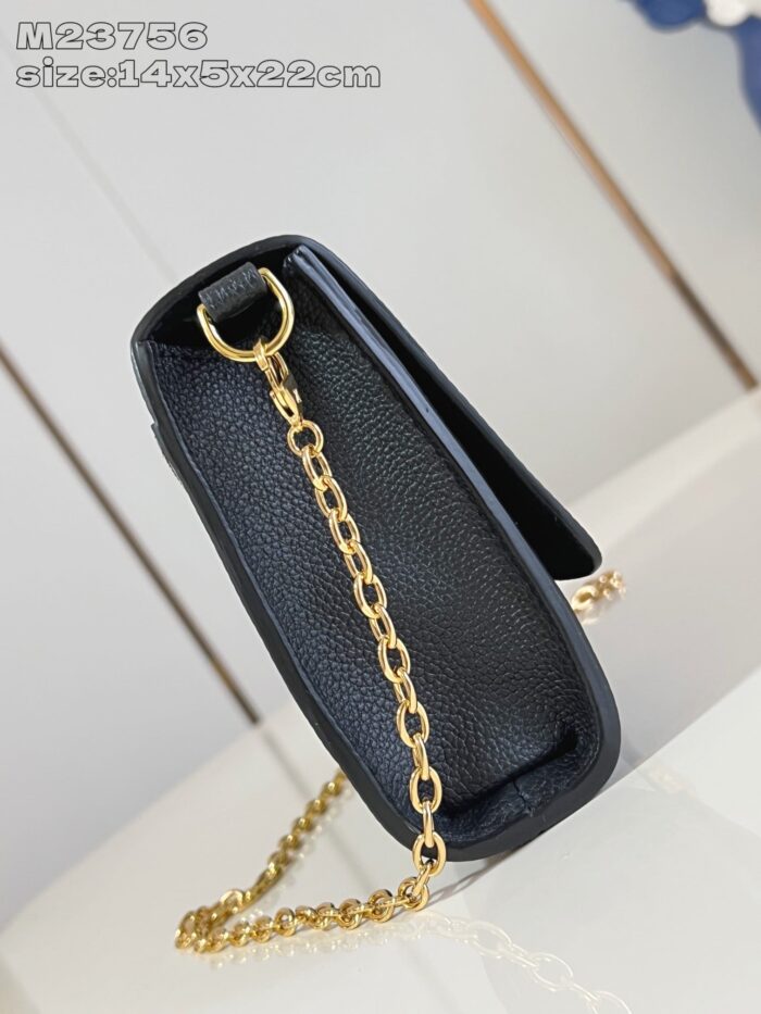 Bauletto nero elegante con catena dorata, design minimalista e stile sofisticato.