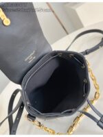 Borsa nera in pelle elegante con tracolla in metallo e chiusura dorata raffinata.