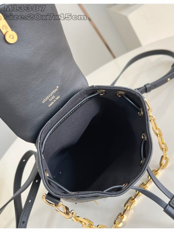 Borsa nera in pelle elegante con tracolla in metallo e chiusura dorata raffinata.