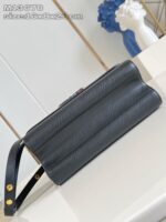 Borsa nera in pelle con dettagli dorati, design elegante e stile moderno.