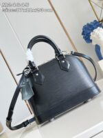 Borsa nera elegante con manici, tracolla regolabile e dettagli in metallo argentato.
