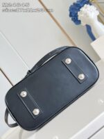 Borsa nera elegante in pelle con bottoni metallici e tracolla regolabile, stile minimalista e raffinato.