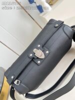 Borsa elegante in pelle nera con dettaglio in argento, perfetta per ogni occasione.