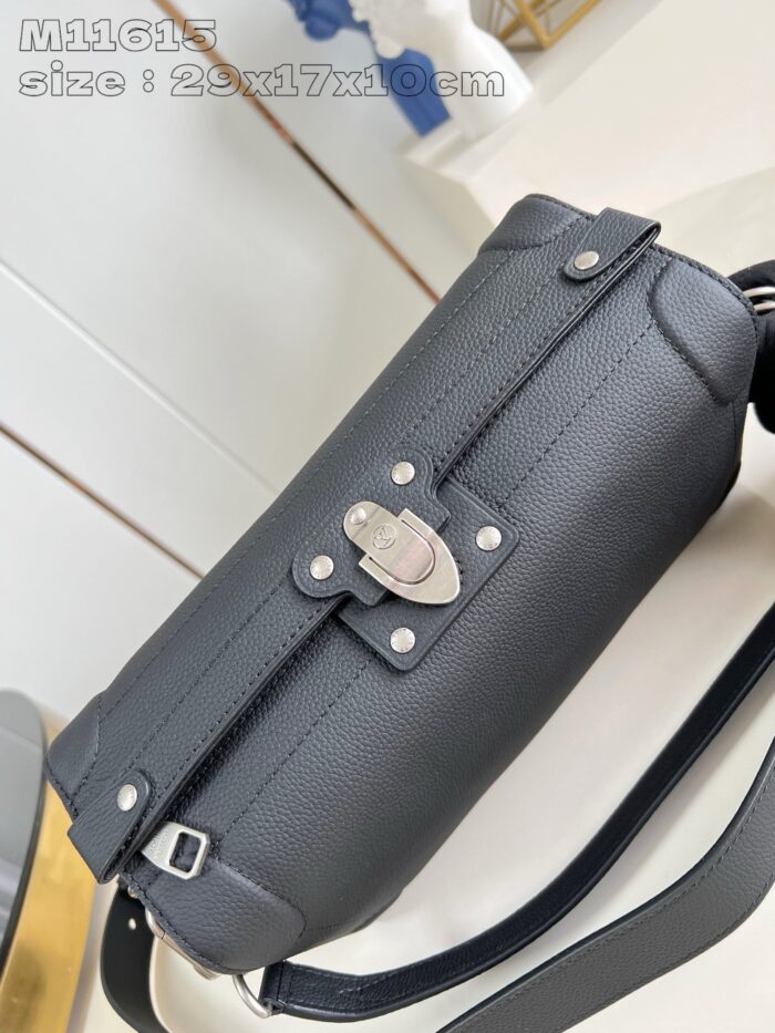 Borsa elegante in pelle nera con dettaglio in argento, perfetta per ogni occasione.
