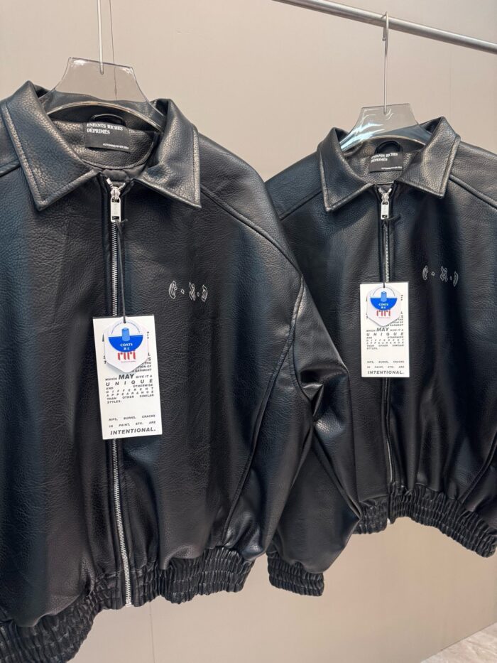 Giacche nere in pelle moderna con logo sottile, stile casual e adatta a ogni outfit.