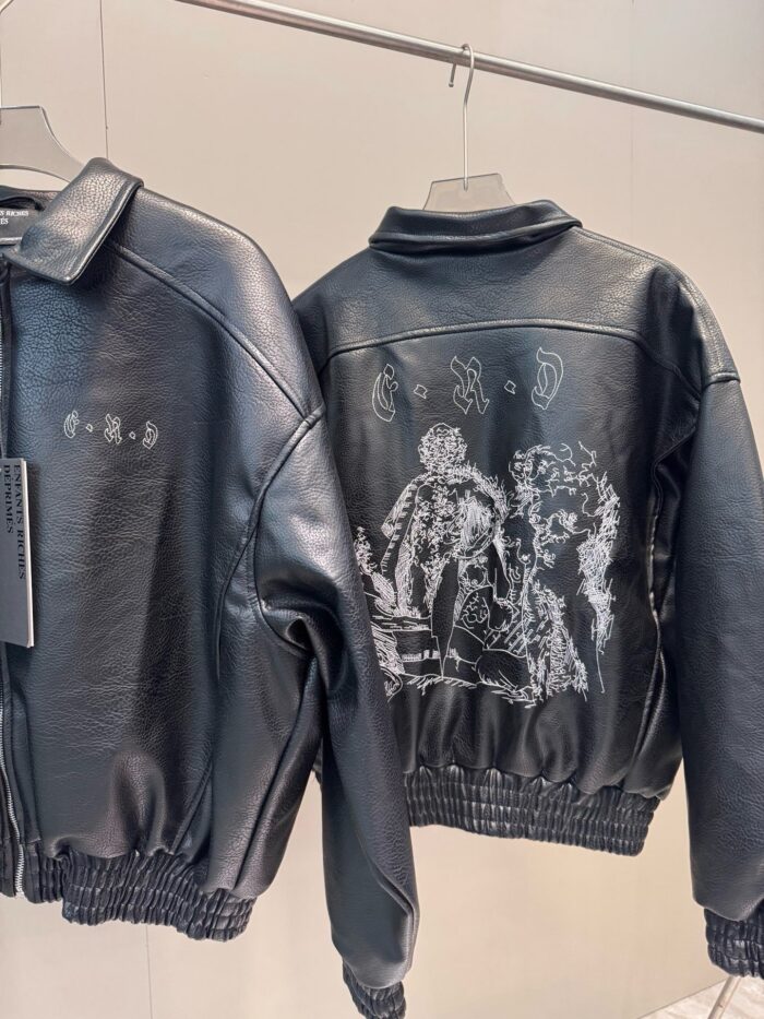 Giacca di pelle nera con ricamo artistico, stile moderno e dettagli eleganti.