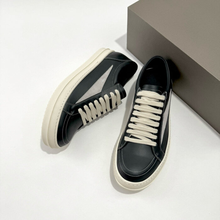Sneakers nere in pelle con suola bianca, stile moderno e comfort elegante per ogni occasione.