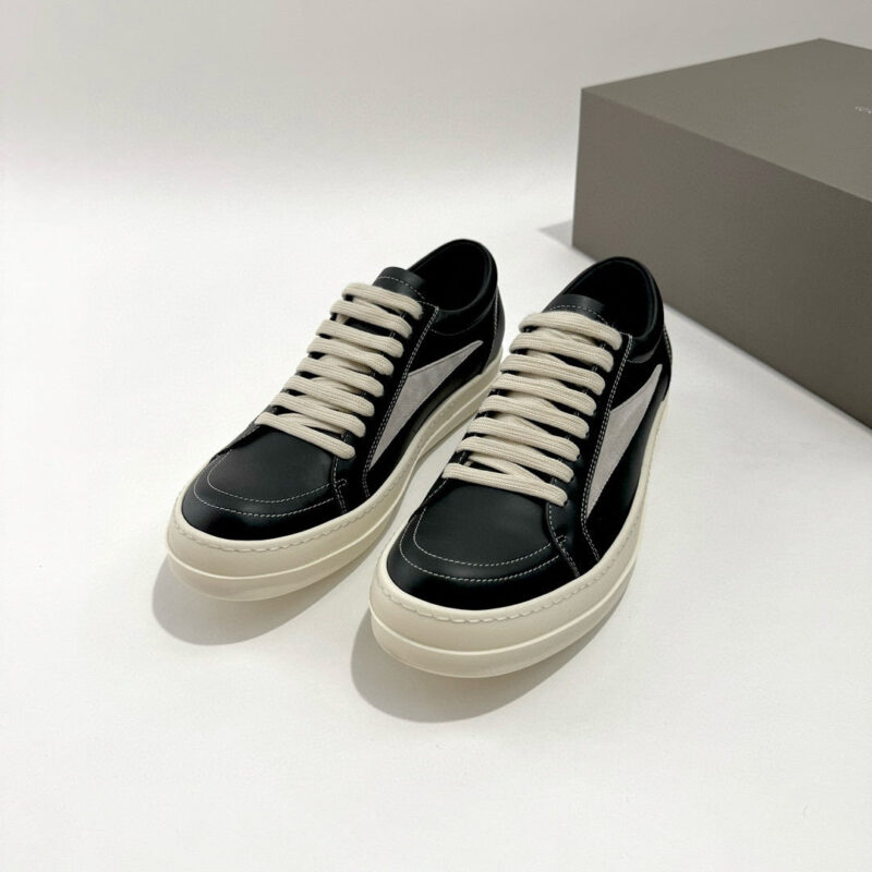 Sneaker nere in pelle con dettagli beige, stile moderno e comodo design casual.