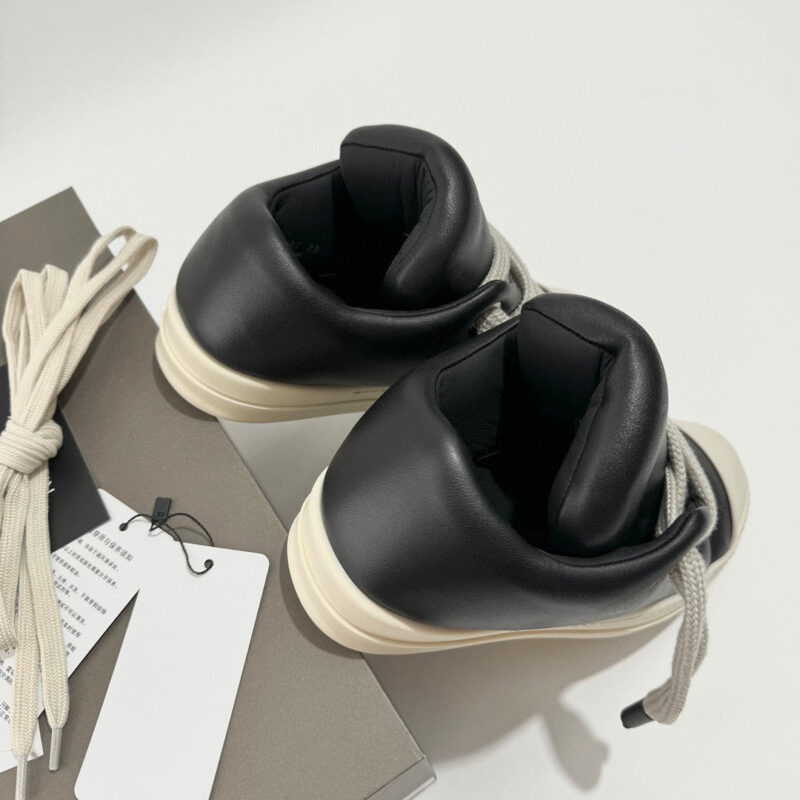 Sneakers nere in pelle con suola bianca, stile moderno e dettagli di alta qualità.