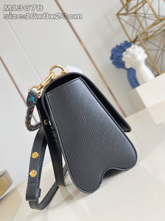 Borsa elegante in pelle nera con dettagli dorati e design artistico, perfetta per uno stile sofisticato.