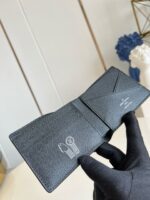 Portafoglio in pelle nera elegante con logo di lusso, design minimalista e stile moderno.