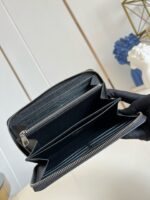 Portafoglio in pelle nera elegante e pratico con scomparti e cerniera raffinata.