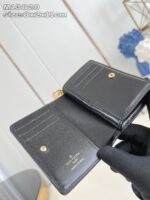 Portafoglio nero in pelle elegante con dettagli dorati, compatto e stile minimalista.