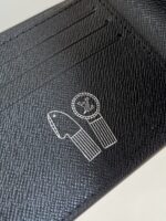 Portafoglio nero in pelle con logo elegante e slot per carte, stile e funzionalità.