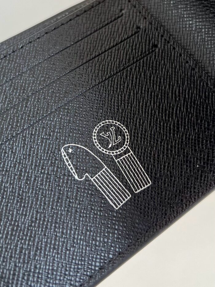 Portafoglio nero in pelle con logo elegante e slot per carte, stile e funzionalità.