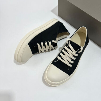 Sneakers nere a basso profilo con suola avorio, stile minimalista e design moderno.