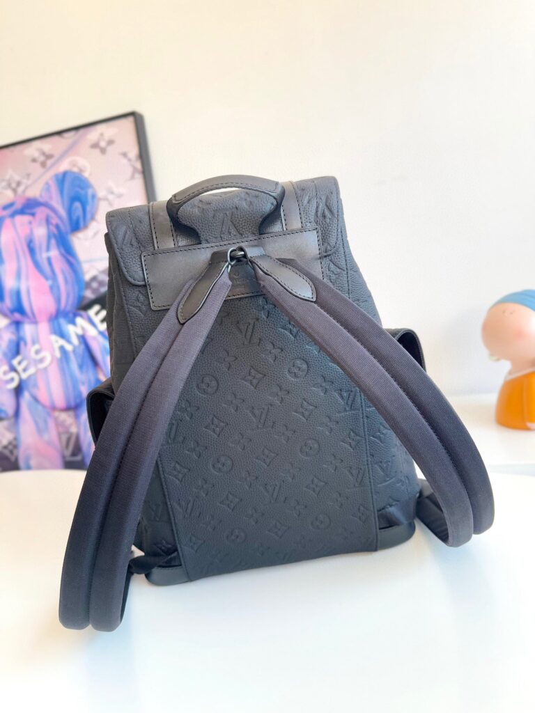 Zainetto in pelle nera elegante e di lusso, design moderno e sofisticato.