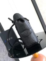 Borsa Dior nera in pelle di lusso, design cilindrico e dettagli eleganti raffinati.