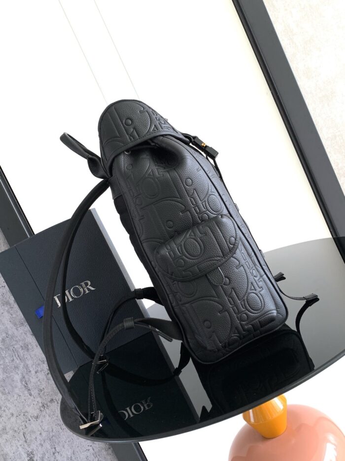 Borsa Dior nera in pelle di lusso, design cilindrico e dettagli eleganti raffinati.