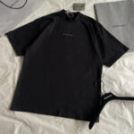 T-shirt nera di lusso minimalista, logo discreto, stile streetwear elegante e confortevole.