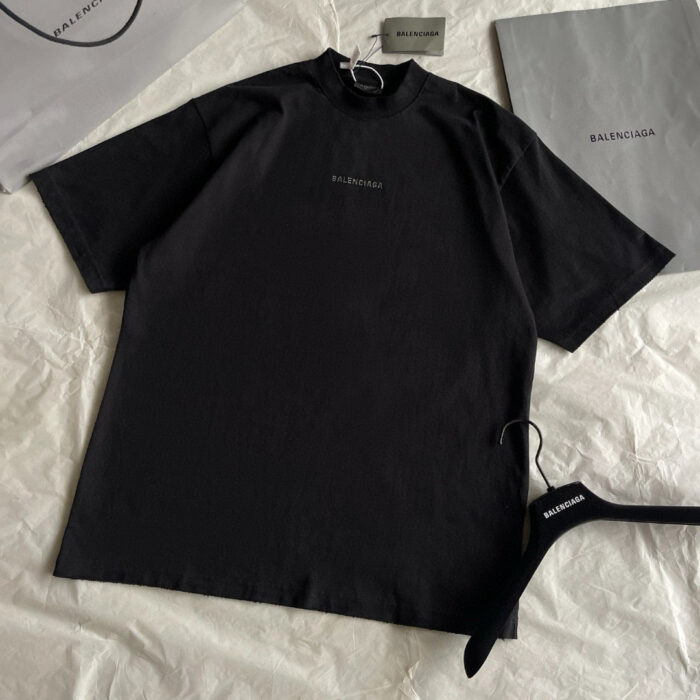 T-shirt nera di lusso minimalista, logo discreto, stile streetwear elegante e confortevole.