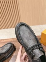 Scarpe slip-on nere in mesh di lusso, design moderno, perfette per uno stile elegante e raffinato.